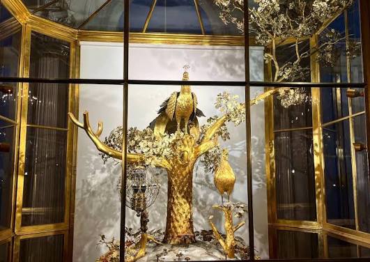 Часы-Павлин в Павильонном зале Зимнего дворца ⚜️ Их заводит каждую пятницу в 19.00 Михаил Петрович Гурьев, зав.лабораторией часов и музыкальных механизмов Эрмитажа В карусели видео, как они движутся и Михаил Петрович) Несколько