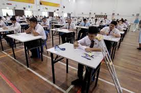 Persembahan pembukaan majlis ihtifal putrajaya zon 7. Crutch Dependent Putrajaya Student Walks Determinedly Towards Spm