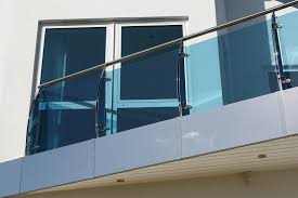 Mit natürlichem sichtschutz den balkon dekorativ verkleiden und schutz vor unerwünschten blicken und wind genießen. Windschutz Fur Den Balkon Es Geht Auch Transparent