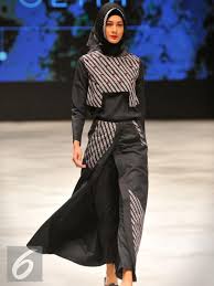 Terbaru 32+ baju wisuda wanita terbaru. Busana Muslim Hitam Putih Ala Zaskia Sungkar Di Ifw 2016 Model Pakaian Hijab Model Pakaian Baju Muslim