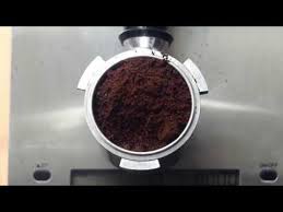 Su diseño elegante y compacto de acero inoxidable es ideal para los que desean ahorrar espacio. Making Cappuccino With Delonghi Dedica Ec680 Youtube