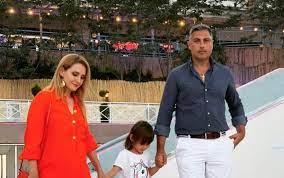 Cântăreața a clarificat și situația din weekend, când designerul a fost singur la mare, iar ea a rămas acasă cu fetele. AnunÈ› TranÈ™ant Despre DivorÈ›ul AnunÈ›at Al Alinei Sorescu Primele DeclaraÈ›ii Impact