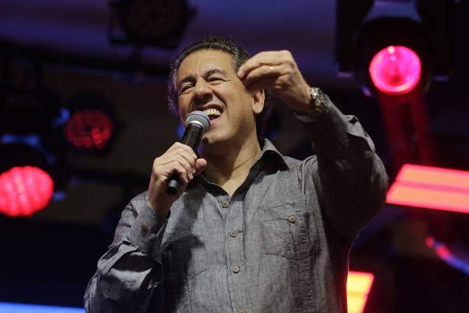 Altemar Dutra Jr. realiza show gratuito no RioMar Recife