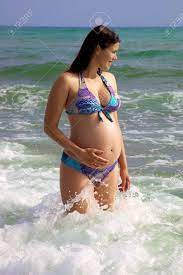 여성 모델 임신 물에 그녀의 배꼽을 잡고 로열티 무료 사진, 그림, 이미지 그리고 스톡포토그래피. Image 14461732