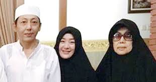 Perempuan berdarah tionghoa ini merupakan seorang mualaf dan menjadi suami alvin faiz. Tidak Hanya Larissa Chou Ayah Dan Neneknya Juga Mantap Bersyahadat Dan Memeluk Islam