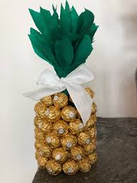 Hier möchte ich euch mal ne kleine anleitung zeigen, da ich im internet keine richtige gefunden habe und selbst alles erst ausprobieren. Ferrero Roche Ananas Mit Weinflasche Selbstgemachte Geschenke Weinflasche Geschenkideen