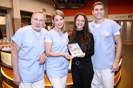 A také ho každý zná z reklamy na banku. Serial Modry Kod Take V Knizni Podobe Herci Z Oblibeneho Serialu Pokritili Knihu Primo Pri Nataceni Modreho Kodu Vip Bulvar