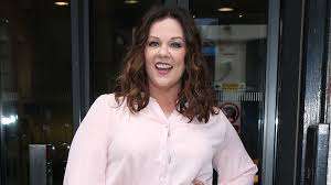 Melissa mccarthy says she was 'flipped off' for wearing a tracksuit to the vanity fair oscars party. Exclusive Melissa Mccarthy Defends Jennifer Aniston S Op Ed Stop Tearing Down Women Entertainment Tonight