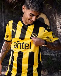 This win by the aurinegro was known as the clásico de los 8 contra 11 (the 8 against 11 derby). Penarol 2021 Home Kit