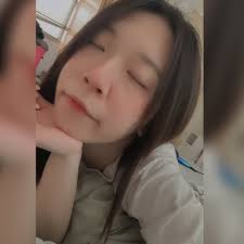 剛剛在我的頭髮裡拔出了這一根奇怪的頭髮因為摸到一個很像結痂刺刺的感覺就拔起來超粗超硬感覺裡面超多分岔