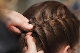 Un'ottima soluzione per chi ha i capelli mossi e vuole una pettinatura morbida è la treccia di lato, che . Treccia Francese Come Farla Tutorial E Consigli