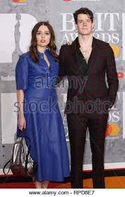 In season one, the two characters were seen getting up close and personal within the opening moments of the first. Aimee Lou Holz Und Connor Swindells Sind Auf Dem Roten Teppich Bei Den Brit Awards 2019 In Der O2 Halbinsel Square In London Gesehen Stockfotografie Alamy