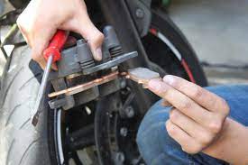 Die bremsen ihres pkw streiken? Motorrad Bremsbelage Wechseln Suzuki Sv 650 Caferacer Bikerportal24 De