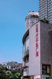 对于龙湖日月光天街来说会有哪些挑战呢？ 1、建筑已大规模定型 龙湖接手日月光最大的难点是整个项目建筑全部已经定型，是不能推翻重建的。 2、日月光硬件设置老旧 日月光中心购物广场开业于2010年9月，到现在已超过10年! æ—¥æœˆå…‰ä¸­å¿ƒå¹¿åœº ä½ è¿˜æœ‰æœºä¼šå— è…¾è®¯æ–°é—»