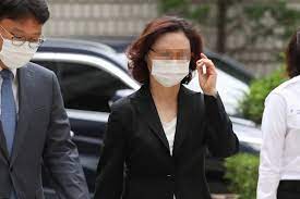 조국, 반년 만에 '감찰무마·자녀 입시비리' 재판 출석조국 더 겸허한 자세로…성실하게 소명하겠다'입시비리 혐의' 조국·정경심 재판 반년 만에. Moxkd9ul6sxmxm