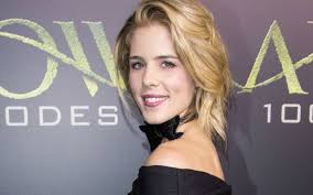 Do you like this video? Is The Arrow Actress Emily Bett Rickards Dating Someone Who Is Her Boyfriend
