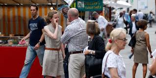 «avec mon associé on ne prend pas nos vacances en même temps. Nkm Agressee Par Un Passant A Paris Il Lui A Donne Un Coup Sur La Poitrine
