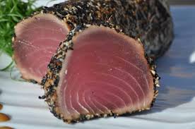 Mechamos la carne con unos granos de pimienta. Receta De Lomo De Atun Abrasado Mas Sencillo Imposible Cocina Y Vino