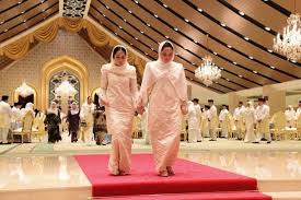 Al sultan abdullah ditabal penuh adat istiadat. Manis Berhijab Terpancar Pesona Tengku Puteri Afzan Persis Bondanya Tunku Azizah Nona