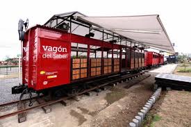 Derailed Train Transformed Into A Mobile Cultural Center Http Www Currentdecor Com Home Decoration Derailed Train Transfo Kulturzentrum Architektur Zentrum