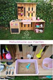 Bauen Sie Ihre Eigene Schlammige Kuche Aus Paletten Und Obstkisten Ogs Garten Selber Bauen Paletten Kinderkuche Selber Bauen Kuche Aus Paletten