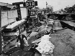 En alaska, el 27 de marzo de 1964 se registró un terremoto de aún mayor energía, pero por ser una zona de poca densidad demográfica, los daños en la población no fueron tan graves, registrándose sólo 107 personas muertas, lo que no es tanto si se considera que el terremoto fue sentido en un área de 500.000 millas cuadradas y arrancó. Misterio Resuelto Descubren Causa Del Terremoto Que Destruyo Alaska En 1964 Eeuu Sabias Que Actualidad Peru Com