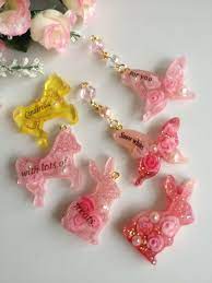 １００均素材を使って簡単にアクセサリーが出来るレジンを使った作り方をご紹介 誰でも簡単に出来ちゃいます たくさん作ってお友達にプレゼントするのもあり 自分好みの個性溢れるアクセを作ろう resin crafts epoxy resin crafts resin diy