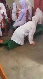 Sampai akhirnya, di pertengahan kelas dua, aku kembali disuruh datang. Penangan Viral Video Merangkak Ibu Murid Tampil Jumpa Ustazah Mohon Maaf Erin Sakura