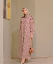 Namun, baju muslim brokat modis bisa semakin memancarkan auranya jika dipadukan dengan aksesoris yang tepat dan pilihan hijab dan model. 900 Ide Brokat Di 2021 Pakaian Wanita Model Pakaian Wanita