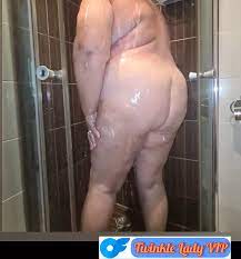 Mamá gorda madura se desnuda por completo. Ella toma una ducha y el cuerpo  gordo se pone muy duro. 