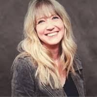 Amy Comer's Instagram, Twitter & Facebook