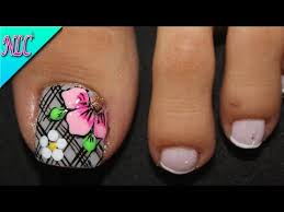 Cada año, miles de dedos de los pies se refrescan gracias a los zapatos abiertos, el calzado icono del verano. Diseno De Unas Para Pies Flores Facil De Hacer Flowers Nail Art Nlc