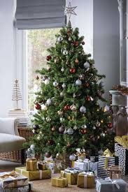 Sapin polaire pour noël tendance. Sapin De Noel Rouge Et Or Comment Le Decorer Marie Claire