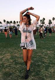 Her green lattice lace up top is a great start, but not the main attraction. Das Sind Die Festival Looks Der Stars Gala De