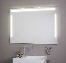 Il Tuo Bagno Si Illumina Di Una Luce Speciale E La Luce Di T5 La Specchiera Con Illuminazione Frontale A Tre Luci Di Koh I Arredamento Illuminazione Design