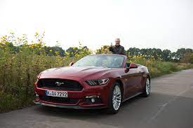 Wenn die jüngste baureihe des seit 50 bekijk de prijs van de ford mustang cabrio 5.0i v8 gt en ontdek waarin de auto van uw keuze. Cabrio Fahren Im Herbst Testfahrten Mit Dem Ford Mustang Gt