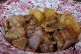 También se puede utilizar una pastilla de caldo.tenemos que tener en cuenta que la harina hará que espese la salsa. Estofado De Costillas Setas Y Patatas Cena Con Duende