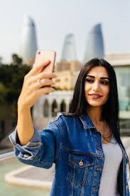 Schaut rein und lasst euch begeistern. Schoner Junger Tourist Der Gegen Die Schone Architektur Von Baku Aserbaidschan Aufwirft Lizenzfreie Fotos Bilder Und Stock Fotografie Image 90771883