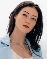 Penelope Burton's Instagram, Twitter & Facebook