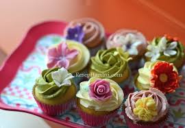 Resep buttercream lembut, kokoh, tidak ngendal 1 kg mentega putih 250 gr gula 250 ml air 1/2 sdt garam 1 sachet vanili 1. Resepi Buttercream Untuk Bunga Ivenoven Dari Perias Wajah Jadi Perias Kue 3d