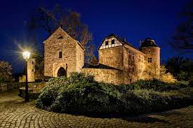 Egal ob doppelhaushälfte, reihenhaus, reihenendhaus. Wasserburg Ratingen Haus Zum Haus Foto Bild Abend Nachtaufnahme Hdr Bilder Auf Fotocommunity