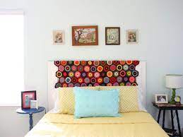 Inoltre una bella testata è anche un elemento di arredo capace di valorizzare la camera da letto senza spendere un la struttura portante della testiera letto fai da te è realizzata con un pannello di lamellare dabete da 18 mm la cui sagomatura non prevede difficoltà. Realizzare Una Testiera Letto Fai Da Te Con Stoffa Riciclata Lachipper Com