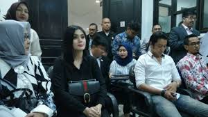 Kriss hatta dan hilda vitria tukar cincin nikah. Heboh Foto Nikah Dengan Kriss Hatta Hilda Bilang Bercanda