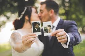 La photo argentique instantanée personnalisée devient moyen de communication. Idee De Photo De Mariage Avec Polaroid Chris Photographe Bordeaux