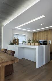 Illuminare La Cucina Con Strisce Led E Faretti Cucine Moderne Con Bancone Illuminazione Cucina Design Del Soffitto Moderno Illuminazione Led Soffitto