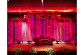 And to give you some major indian wedding decoration ideas, i have curated a list of 40 best wedding stage decor photos that you can show to your decorator and have the wedding decor of your dream! Trending Wedding Reception Backdrops Chennai