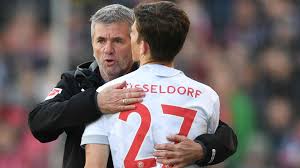 10 decembrie 1953) este un manager de fotbal german și fost jucător. Fortuna Dusseldorf Dawid Kownacki Widmet Treffer Seiner Tochter Lena