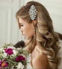 Dogal Gelin Saci Abartiyi Sevmeyen Ve Sade Bir Sac Modeli Yaptirmak Iste Braut Bridal Hair Half Up Glamorous Wedding Hair Hair Styles