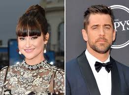 Shailene woodley explained why learning about fiancé aaron rodgers' life has been exciting, and that being after shailene woodley & aaron rodgers got engaged, they decided to run a trick play. Shailene Woodley Und Aaron Rodgers Haben Berichten Zufolge Liebe In Lockdown Gefunden Nach Welt