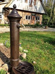 Wasser Zapfstelle Als Hubscher Standbrunnen Stehbrunnen Mit Messing Hahn Wasserhahn Garten Wasserzapfstelle Wasserzapfsaule Garten